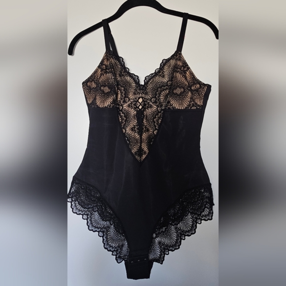Pinsy Sculpting Lace Shapewear Bodysuit